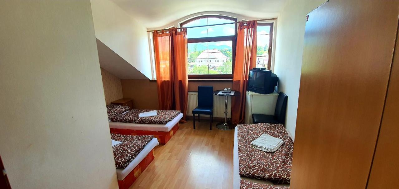 Penzion Highway Hotel Ruzomberok Buitenkant foto