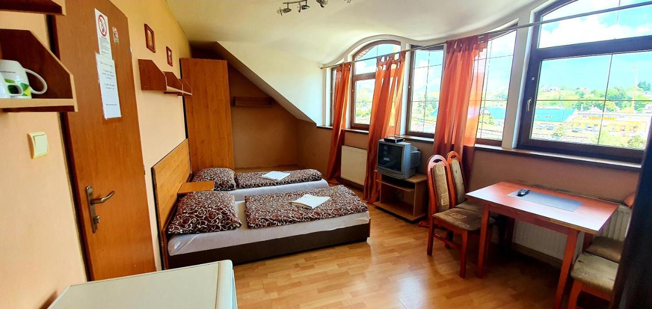 Penzion Highway Hotel Ruzomberok Buitenkant foto